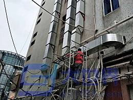 穿越屋面的风管无防雨和固定措施